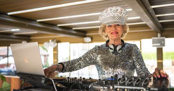 La Nación / DJ Gloria de 81 años conquista las discotecas antes de las 23:00