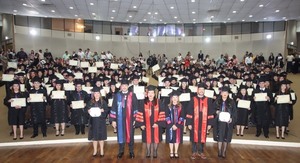Profesionales de enfermería y de obstetricia recibieron sus títulos de la UNA