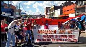 Popular / Comerciantes del mercado 4 lalan contra director