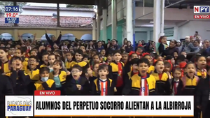 ¡Qué emoción! Así alientan a la Albirroja los alumnos del colegio Perpetuo Socorro