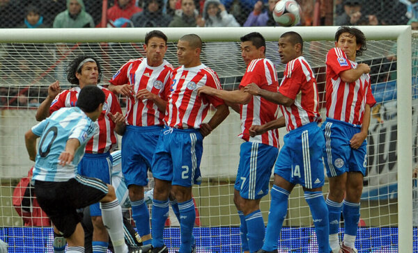 Versus / La reacción de Riquelme a una "patada" de Paulo Da Silva: "Tenía razón"