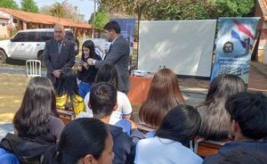 Alumnos de instituciones educativas de Arroyos y Esteros fueron instruidos sobre sus derechos y obligaciones