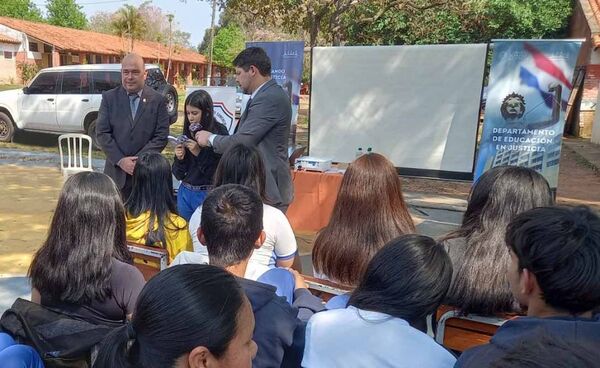 Alumnos de instituciones educativas de Arroyos y Esteros fueron instruidos sobre sus derechos y obligaciones