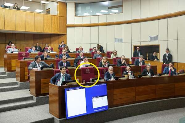 El gran ausente: senador cartista no votó por colega que lo traicionó - Política - ABC Color