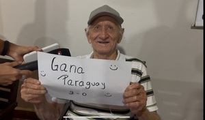 La pasión no tiene edad: abuelitos de Concepción alientan a la Albirroja y esperan el regalo de su camiseta - Concepción al Día