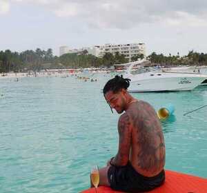 Popular / ¡Mirá con qué pinta nueva reapareció Luis Zárate en Cancún tras su divorcio!