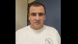 Condenan a abogado de «Tío Rico» por intento de acercarle un celular en la cárcel
