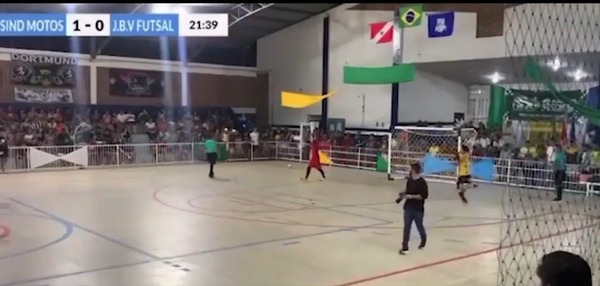 Conmoción en Brasil: arquero de futsal falleció en plena tanda de penales tras recibir un pelotazo