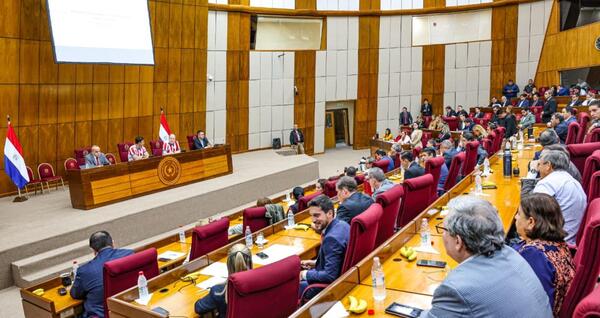 Presión tributaria subió casi 2%, sin aumentar impuestos, afirmó titular del MEF en el Congreso