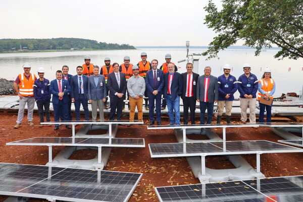 Directores de Itaipú supervisan avances de la futura Planta Solar Flotante - ADN Digital