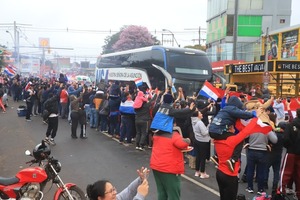 Popular / (GALERIA). Impresionante el acompañamiento de la gente al bus que traslada a los muchachos de la Albirró