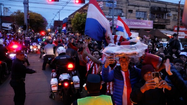 Histórica caravana albirroja rumbo al Mundial fue una fiesta en las calles