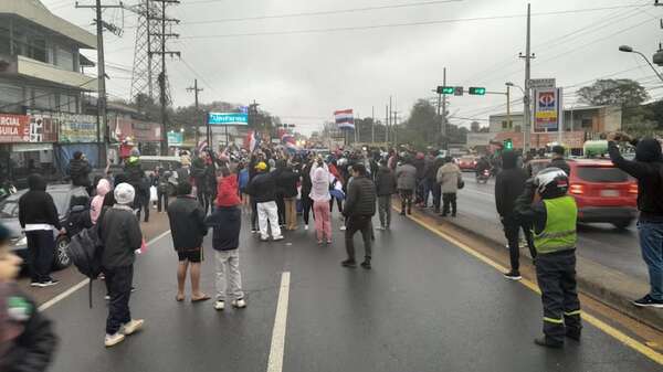 Pasión Albirroja: una multitud copó la Ruta PY01 para saludar a la Selección Nacional - Nacionales - ABC Color
