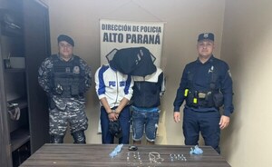 Aprehenden a dos jóvenes en Hernandarias con drogas y celular hurtado 