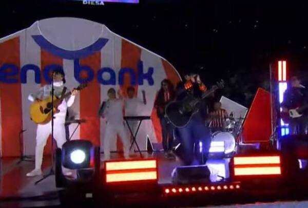 ¡Explotó el Defensores con el show de la previa de la albirró!