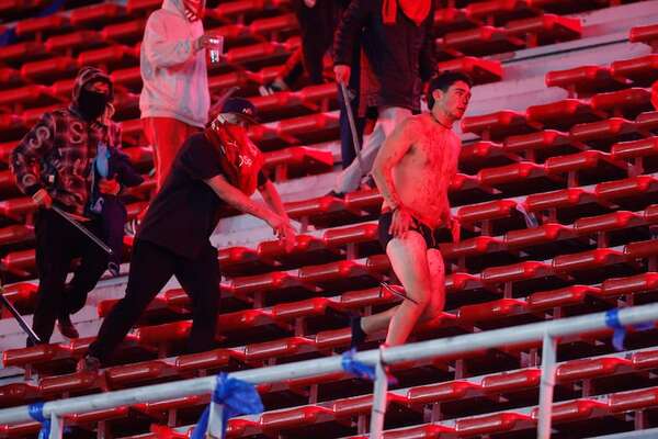 Independiente de Argentina descalificado de la Sudamericana tras violencia en estadio  - Fútbol Internacional - ABC Color