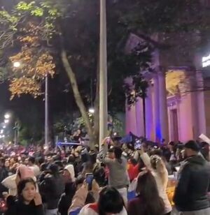 Festejo popular: multitud aguarda a la Albirroja en el Panteón de los Héroes