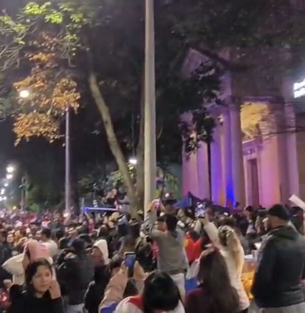 Festejo popular: multitud aguarda a la Albirroja en el Panteón de los Héroes