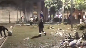Ardua tarea de limpieza en el centro de Asunción tras multitudinario festejo por la Albirroja