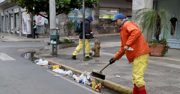 La Nación / Camiones y cuadrillas municipales dejaron limpio el microcentro tras la celebración