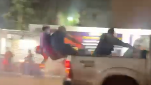 Video: Joven cae de una camioneta y pierde el conocimiento en pleno festejo albirrojo