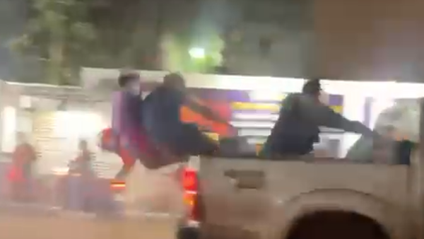 Video: Joven cae de una camioneta y pierde el conocimiento en pleno festejo albirrojo