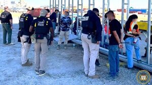 Migrantes latinos y surcoreanos, entre los 450 detenidos en redada en una planta de EEUU