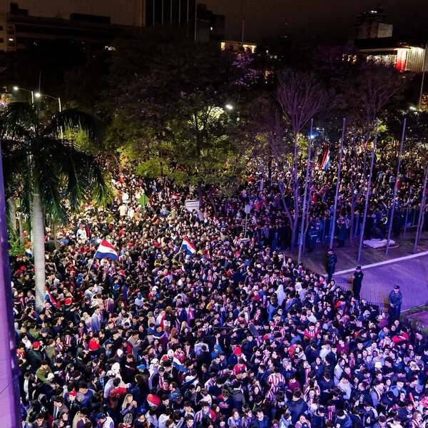 Asunceños salieron a las calles a festejar, pero sin incidentes - ADN Digital