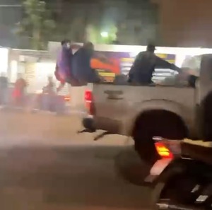 Video: Jóvenes caen de camioneta durante caravana albirroja en Hernandarias - ADN Digital