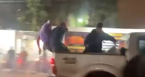 Joven sufrió fuerte golpe en la cabeza tras caer de la carrocería de una camioneta