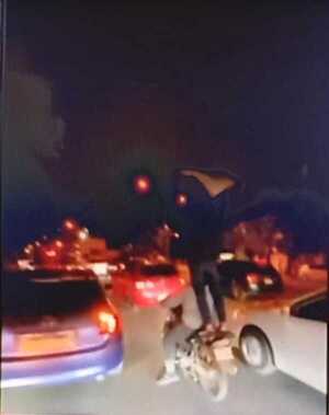 Popular / Arriero se paró sobre la moto y casi ho'a en la ruta 2