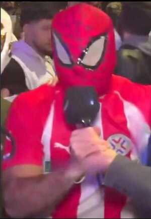 Popular / Disfrazados para festejar la clasificación: Spiderman, rey misterio y Scorpión presentes en el Panteón