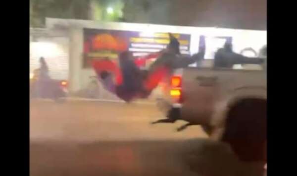 Video: hospitalizado tras caer de una camioneta en plena caravana festiva - ABC en el Este - ABC Color