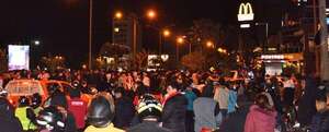 Multitudinario festejo sin incidentes en la costanera de Encarnación - Policiales - ABC Color