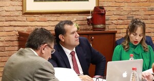 Arrechea y Flores cierran una alianza con intendentes de Misiones para debilitar al equipo de Derlis