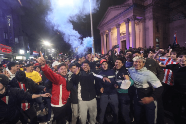 Todo Paraguay celebra el feriado nacional tras la clasificación de la Albirroja - Noticiero Paraguay