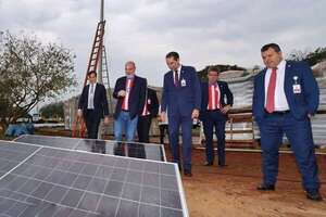 Itaipú: directores de Paraguay y Brasil verifican la futura planta solar flotante - Economía - ABC Color