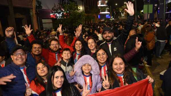 La afición albirroja celebró la clasificación de Paraguay