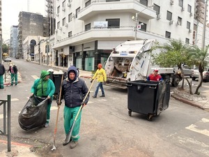 Intenso operativo municipal limpia calles luego de la celebración por la Albirroja - ADN Digital