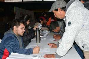 Pescadores de Ayolas reciben asistencia alimentaria - Nacionales - ABC Color