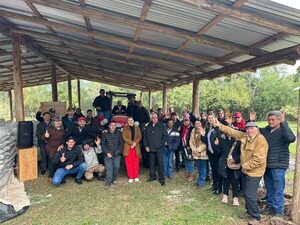 JAIME HINTERLEITNER ENTREGÓ TRACTOR PARA PRODUCTORES DE ARROYO VERDE – CAMBYRETA
