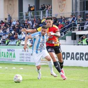 Guaireña FC y Deportivo Santaní se pasan la mano en Villarrica - Fútbol de Intermedia - ABC Color