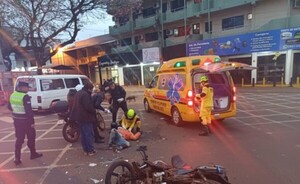 Choque en cruce semafórico dejó un motociclista herido