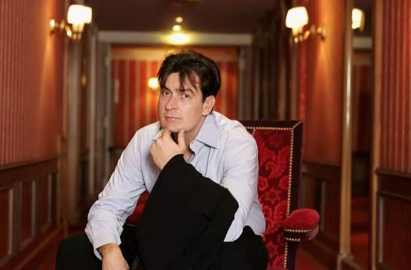 Popular / ¡El actor Charlie Sheen reconoció que hizo "eso" con su rapicha arriero!