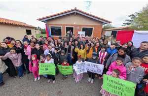 Popular / ¡Entregaron casas a 37 familias que quedaron chochas de alegría!