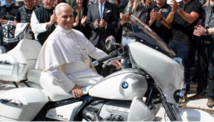 Papa León XIV recibió una motocicleta BMW y se subió a ella: la "moto papal" será subastada para ayudar a los niños