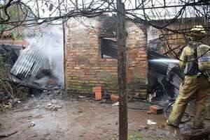 Incendio destruye vivienda en Carapeguá: dos ocupantes lograron escapar ilesos  - Nacionales - ABC Color