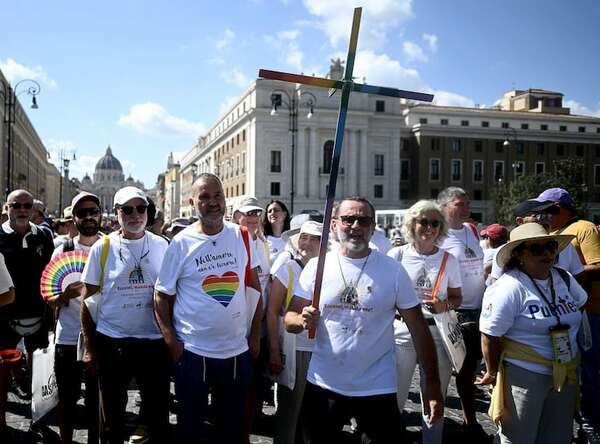 Los católicos LGTBIQ+ atraviesan la Puerta Santa de San Pedro durante el Jubileo - Mundo - ABC Color