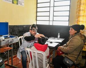 Raúl Latorre volvió a ejercer la medicina en proyecto comunitario