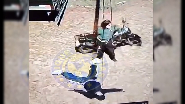 Video: Mujer agrede brutalmente a su expareja en plena calle